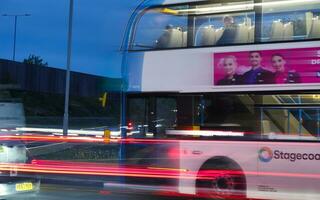 brittiskt väg och trafik under kväll på luton stad av England Storbritannien. april 26:e, 2023 foto