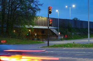 brittiskt väg och trafik under kväll på luton stad av England Storbritannien. april 26:e, 2023 foto