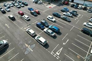 antenn se av lutons super marknadsföra och bil parkering, april 17:e, 2023. England Storbritannien foto