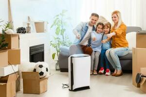 luft renare i levande rum med Lycklig familj rör på sig till ny lägenhet foto