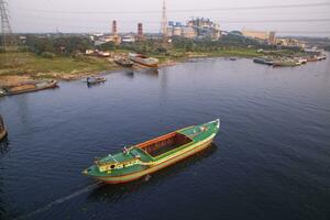 antenn se landskap av sand skott fartyg med industriell zon i sitalakhya flod, narayanganj, bangladesh foto