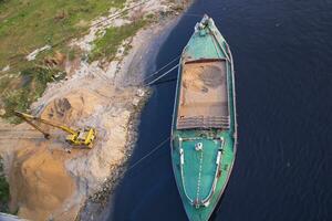 topp se av sand skott fartyg väntar för lossas i sitalakhya flod, narayanganj, bangladesh foto