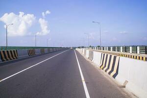 dhaka till mawa motorväg väg Spår asfalt i bangladesh foto