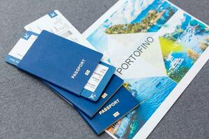 flygbolag biljetter och dokument på grå bakgrund foto