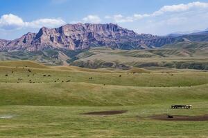 landskap längs de på-bashy räckvidd, naryn område, kyrgyzstan foto