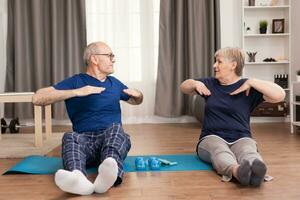 modern gammal par praktiserande sport tillsammans i deras lägenhet. gammal person friska livsstil övning på Hem, träna och Träning, sport aktivitet på Hem på yoga matta. foto