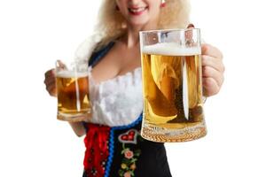 skön ung blond flicka av oktoberfest öl ölkrus foto