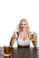 skön ung blond flicka drycker ut av oktoberfest öl ölkrus foto