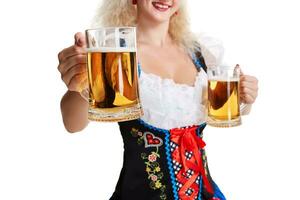 skön ung blond flicka drycker ut av oktoberfest öl . foto