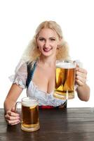 skön ung blond flicka drycker ut av oktoberfest öl ölkrus foto