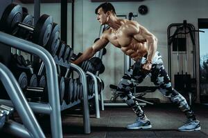 stark muskulös kroppsbyggare håller på med övning i de Gym. del av kondition kropp. foto