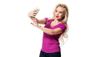 blond håller på med selfie på isolerat vit bakgrund foto