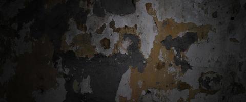 gammal vägg med skalande färg på en cementyta foto