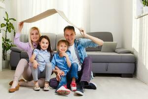 begrepp hus en ung familj. mor far och barn i ny hus med en tak foto