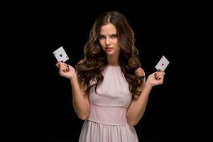 attraktiv ung kvinna innehav de vinnande kombination av poker kort foto