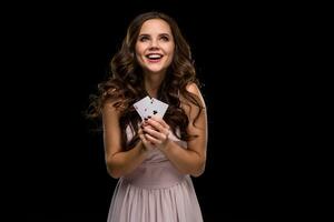 attraktiv ung kvinna innehav de vinnande kombination av poker kort foto