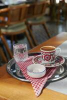 turkiska kaffe eras med glas av vatten och glädje foto