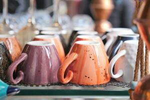 färgrik kaffe kopp fodrad upp på en kaffe maskin på Kafé . foto