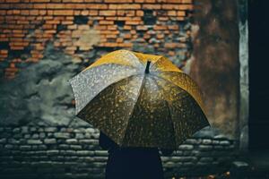 ai genererad kvinna regnig person våt väder utomhus stad gata ung paraply livsstilar vatten foto
