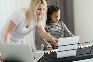 kvinnan som hjälpte sin dotter att spela piano, kropp och knappar på pianot modifierades digitalt foto