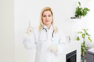 porträtt av en skön Lycklig kvinna läkare stående i de sjukhus foto