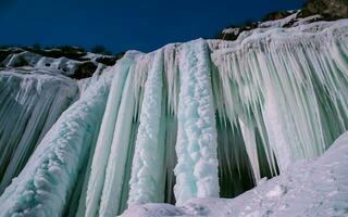 ai genererad kristall kaskader, majestätisk frysta vattenfall i en vinter- sagoland foto