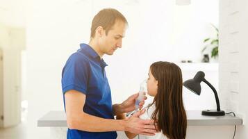 far och dotter do inandningar. omtänksam pappa hjälper henne dotter andas genom de mask. behandling av respiratorisk tarmkanalen. foto