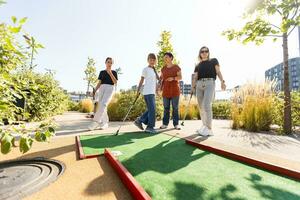 golf kurs grupp av vänner människor med barn Framställ stående foto