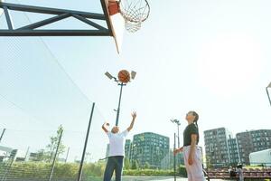 flickor spelar basketboll på de basketboll domstol foto