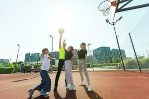 familj spelar basketboll på domstol foto