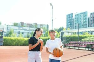 flickor spelar basketboll på de basketboll domstol foto