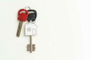 hus nycklar med Nyckelring. isolerat på vit bakgrund foto