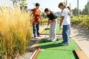 golf kurs grupp av vänner människor med barn Framställ stående foto