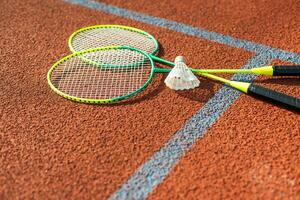 gammal badminton racketar och fjäder fjäderboll foto