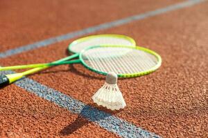 gammal badminton racketar och fjäder fjäderboll foto