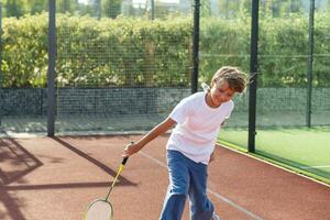 porträtt av flicka på de tennis domstol foto