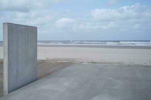 delar av betong byggnad på de strand av de hav ai generativ foto