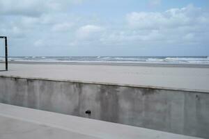 delar av betong byggnad på de strand av de hav ai generativ foto