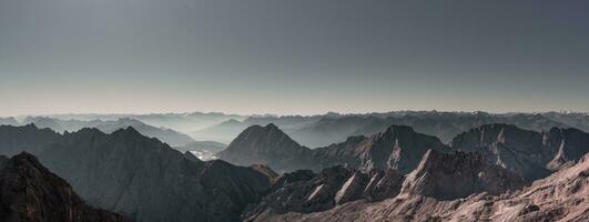 berg panorama i molnfri väder foto