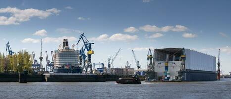 panorama av de hamn från hamburg i Bra väder betingelser foto