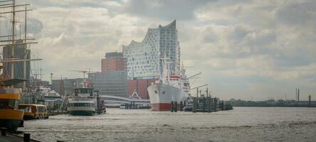 de landungsbruecken i hamburg med de filharmonisk hall i de bakgrund foto