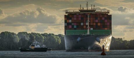 vändning manövrera i de hamn av hamburg foto