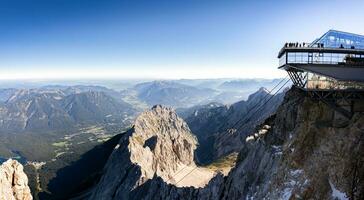 panorama från de zugspitze in i de dal foto