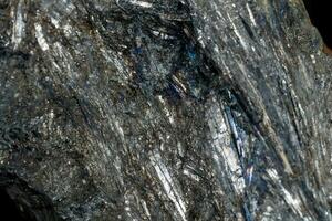 makro av en sten stibnite mineral på en svart bakgrund foto