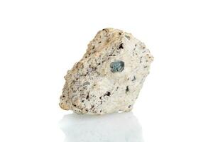 makro mineral sten safir på en vit bakgrund foto