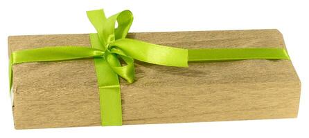 låda är insvept i gul gåva omslag och grön band på en vit isolerat bakgrund foto