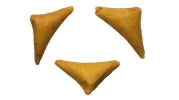 samosa eller pakora isolerat på vit bakgrund. indisk eller pakistansk snacks. foto