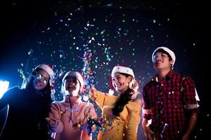grupp asiatiska människor firar nyårsfest i nattklubb. nytt år och julfest koncept. koncept för lycka och underhållning. nattpub och nattlivstema foto
