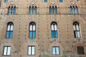 skön färgad och medeltida gata i de gammal stad av siena, Italien foto