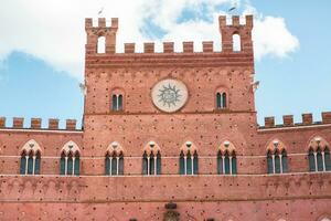 skön färgad och medeltida gata i de gammal stad av siena, Italien foto